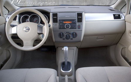 ծa Nissan Versa DƬ D 