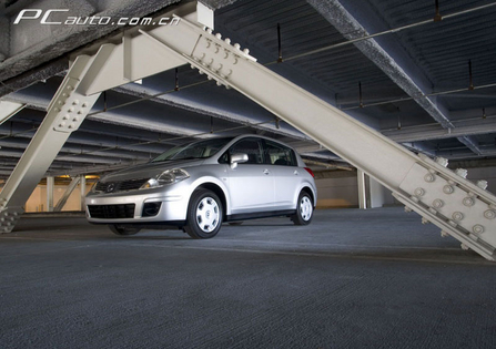 ծa Nissan Versa DƬ D 