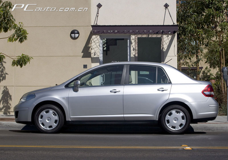 ծa Nissan Versa DƬ D 